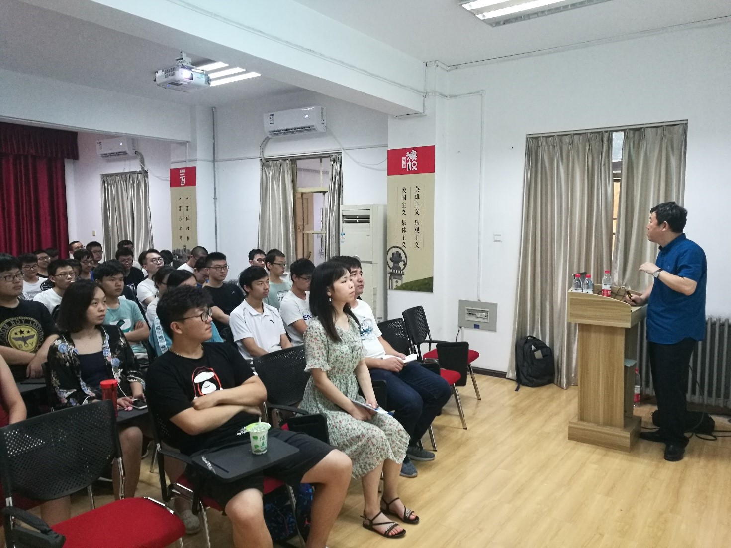 崇实书院“寻历史足迹，扬时代精神”综合能力课程开课